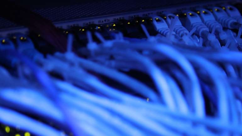 Novo dispositivo substitui 80 lasers por um único equipamento conhecido como "micro-pente", menor e mais leve que o hardware de telecomunicações existente