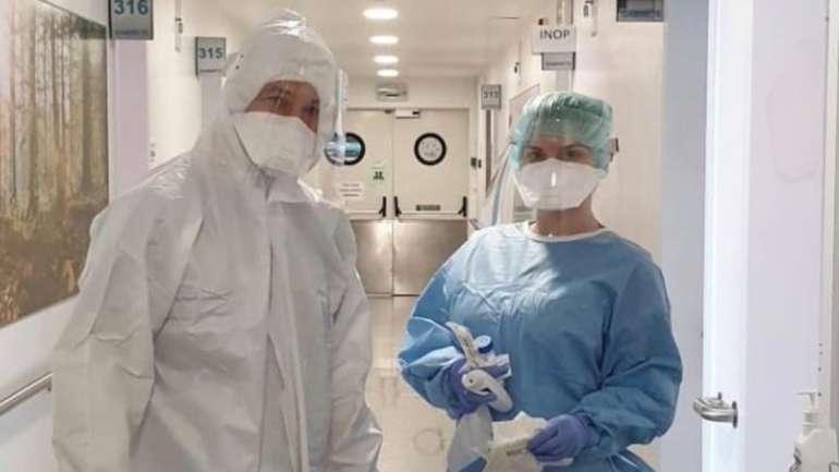 Uma imagem de Frederico Varandas com o Equipamento de Proteção Individual. Médico regressou à condição de médico durante seis semanas
