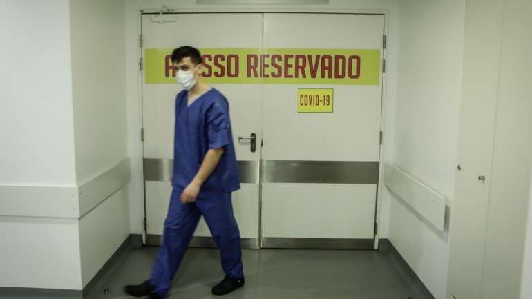 A maioria dos doentes (56%) são mulheres e 55% têm 80 ou mais anos, 22% entre os 70 e os 79 anos e 9% entre os 60 e os 69 anos.