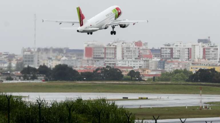 A TAP foi adicionando voos, nomeadamente para Londres e Paris, entre Porto e Lisboa, dois voos por semana para S. Paulo e um voo semanal para o Rio de Janeiro