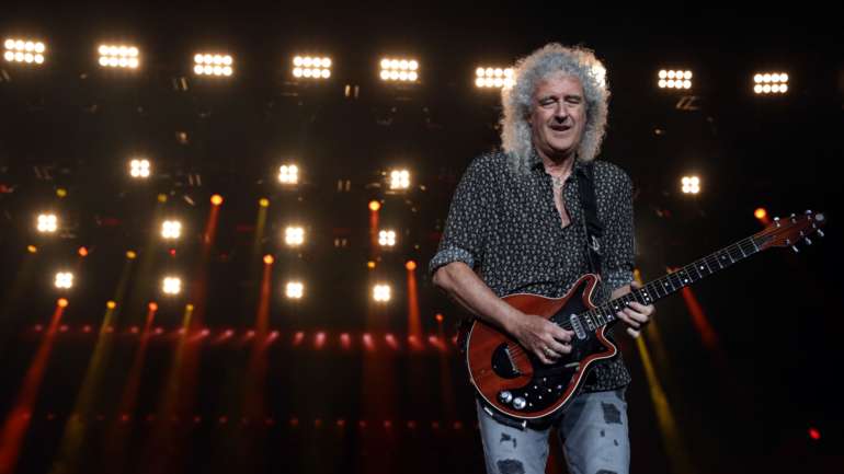 O susto surgiu dias depois de outra questão médica. Tudo começou quando Brian May rasgou o músculo glúteo máximo num acidente de jardinagem
