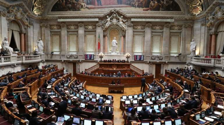 Este projeto de apenas três artigos propõe que a Assembleia da República revogue a resolução que aprovou o acordo ortográfico