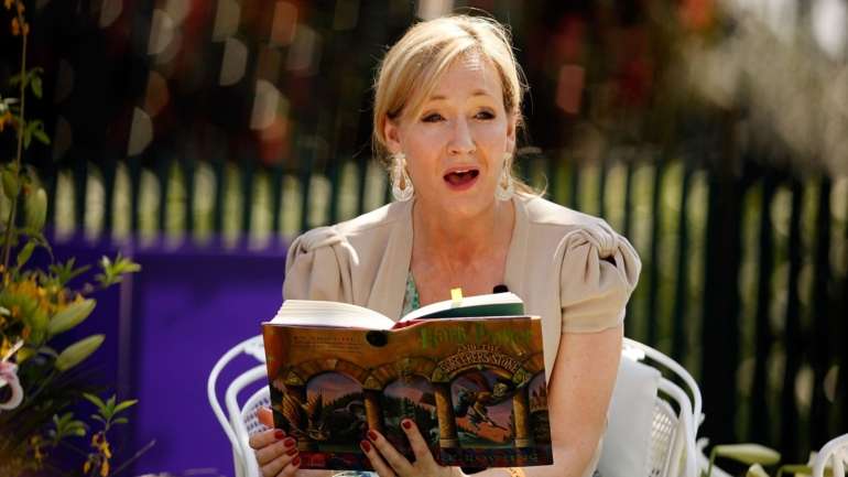 J.K. Rowling espera que o novo livro mantenha as crianças entretidas durante a pandemia de Covid-19
