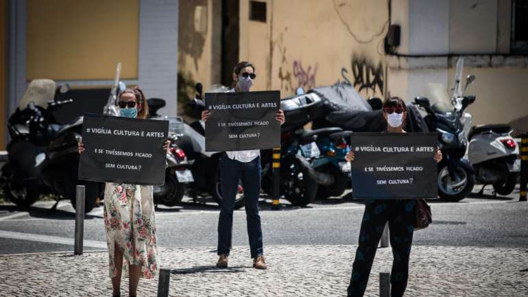 No início de março, começaram a ser adiados ou cancelados espetáculos na sequência das medidas de contingência definidas pelas autoridades