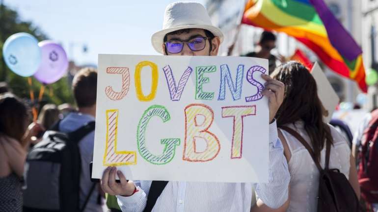 Há casos ainda de jovens independentes, obrigados a regressar a casa devido à crise económica, incapazes de continuar a pagar uma renda. E sem outra rede de apoio, não lhes restou outra opção que não "voltar a entrar dentro do armário". 