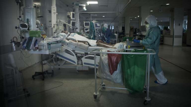 Segundo a investigação, duas semanas de atraso no estado de emergência teriam causado mais 25% de casos e mortes