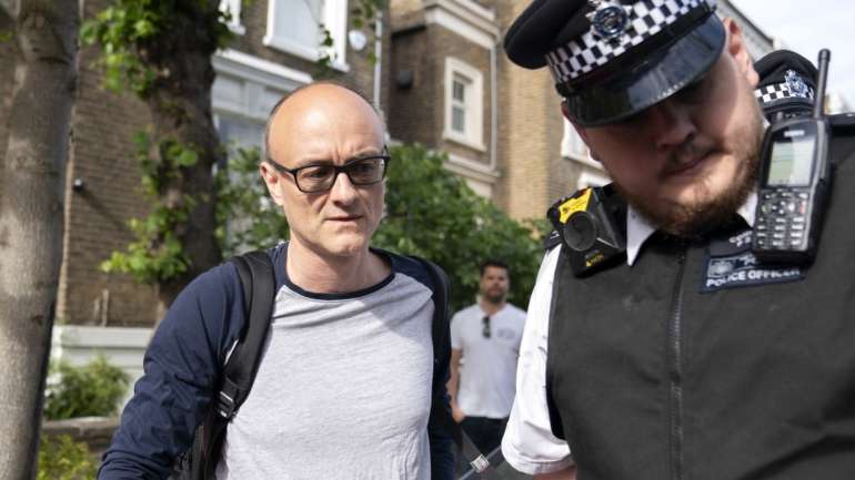 Cummings admitiu ter conduzido cerca de 400 quilómetros até a casa de seus pais, em Durham, no nordeste da Inglaterra, durante o confinamento, e depois ter viajado até uma localidade turística