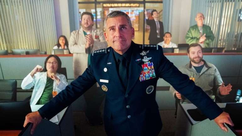 Carell interpreta Mark R. Naird, o homem responsável por comandar a recém criada Space Force, quase nunca da melhor forma