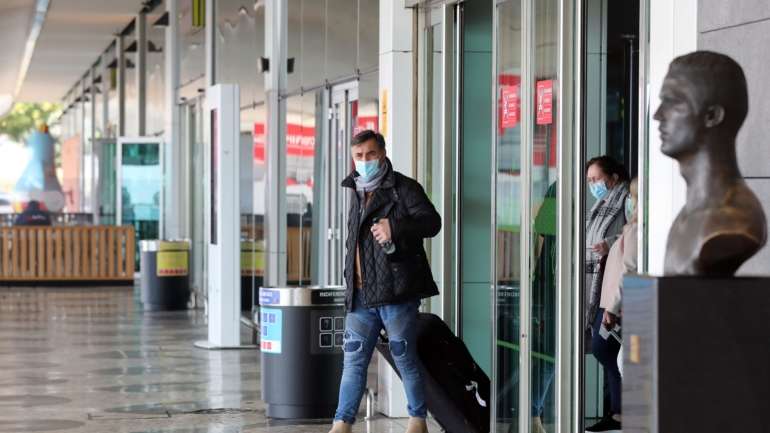 O confinamento aplica-se a todas as pessoas e respetivas bagagens que desembarquem nos Aeroportos da Madeira e não sejam portadores de um teste negativo