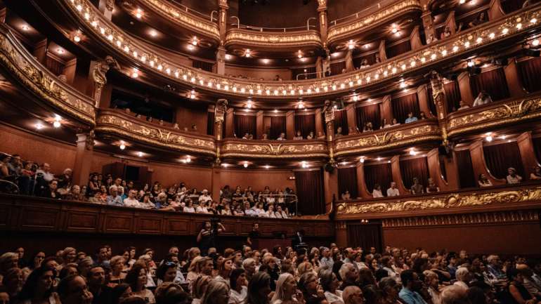 Diretores de vários teatros criticam a falta de coerência de se limitarem lugares em salas de teatro e cinema, e de se permitirem viagens de avião com lotação esgotada