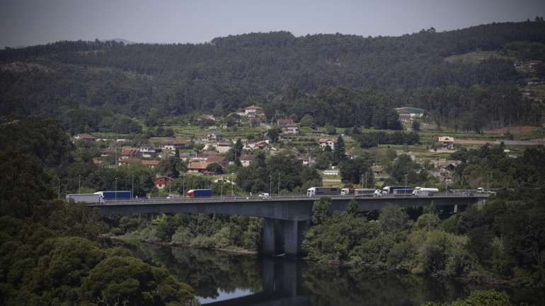 O encontro com os jornalistas não se realizou a meio da ponte desenhada por Gustave Eiffel por falta de autorização de Espanha