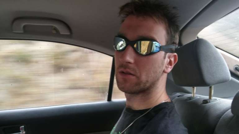 O look de Leonardo Bindilatti poderia dar uma pista sobre o som que faz enquanto Rabu Mazda. Poderia, mas não dá