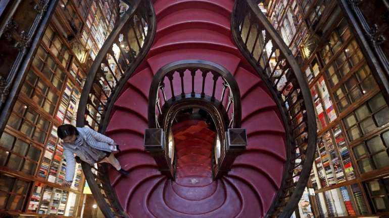 Num texto extenso, com várias referências literárias, a Lello agradece a "simpatia" da autora e convida-a a conhecer a livraria, instalada num edifício de interesse público,