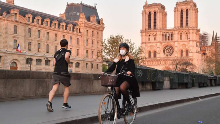 Para a autarca parisiense, Anne Hidalgo, as esplanadas dos cefés, bares e restaurantes são a "alma da cidade" e estão autorizados a ocupar o espaço público