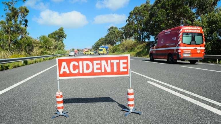Acidente provocou dois feridos graves em São Romão no Neiva, Viana do Castelo.