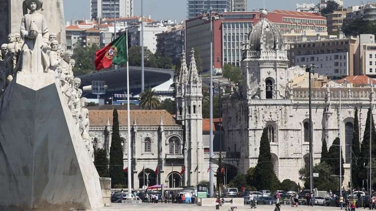 Na Igreja de Santa Maria de Belém, o Presidente da República vai depositar uma Coroa de Flores no Túmulo de Luís Vaz de Camões e fazer um minuto de silêncio em homenagem aos mortos ao serviço da pátria