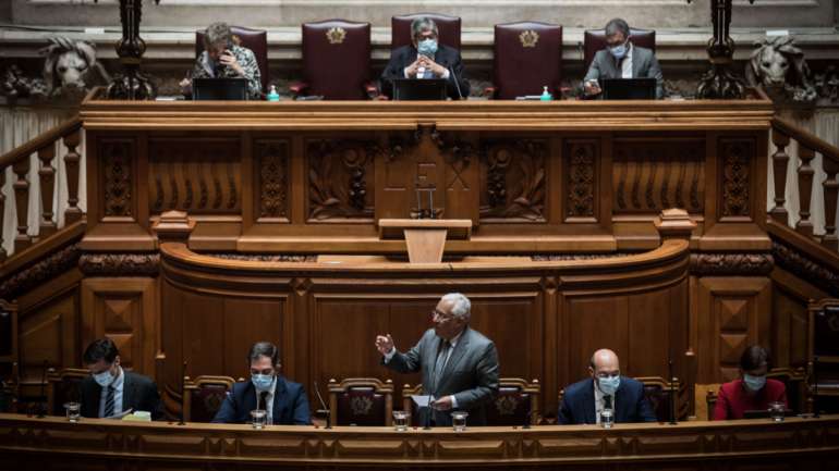 Desde que o uso de máscara se tornou obrigatório em espaço fechados, no Parlamento as intervenções podiam ser feitas sem máscara.