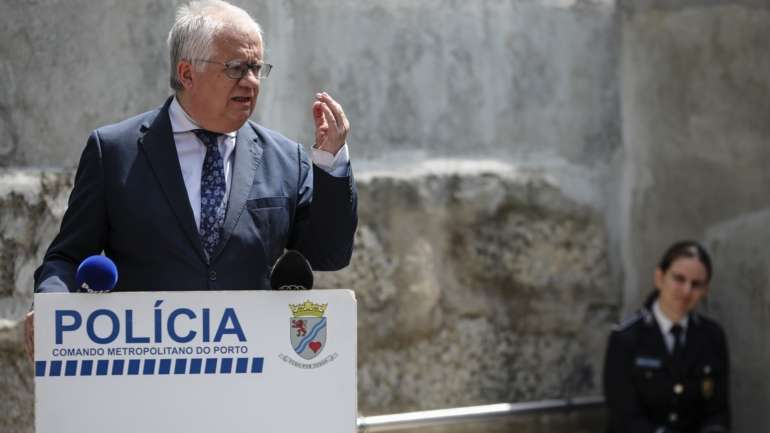 Eduardo Cabrita lembrou que nesta altura é autorizada a circulação de trabalhadores transfronteiriços "dentro dos pontos de passagem autorizados"