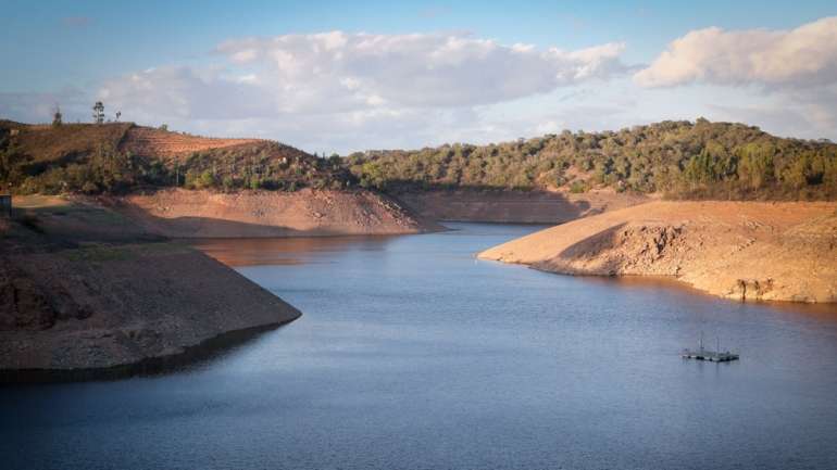 As bacias do Tejo (89,1%), Mondego (88,9%), Lima (88,7%), Cávado (88,5%), Douro (81,7%) Ave (77,9%), Guadiana (66,4%) e Arade (60,2%) tinham os níveis mais altos