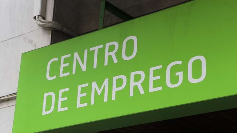 Com o confinamento em parte de março e em abril, muitas pessoas que estavam, efetivamente, desempregadas não puderam procurar emprego