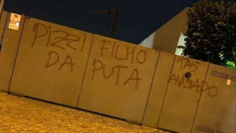 Inscrição feita na casa de Pizzi durante a madrugada, já depois do empate com o Tondela e do ataque ao autocarro dos encarnados