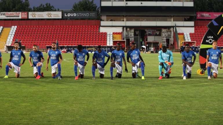 Jogadores do Belenenses SAD ajoelharam-se para apoiar o movimento anti-racista Black Lives Matter antes do início do jogo