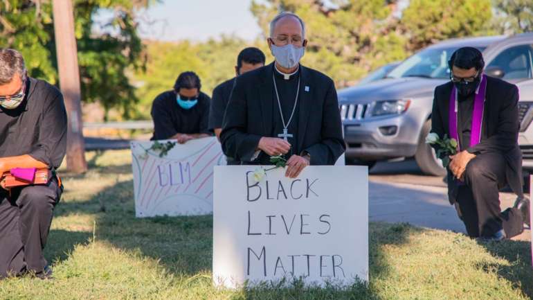 O bispo Mark Seitz homenageou George Floyd juntamente com alguns padres da diocese de El Paso