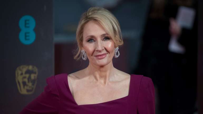 J. K. Rowling defendeu-se dizendo que a vida dela "sempre foi moldada pelo facto de ser mulher"