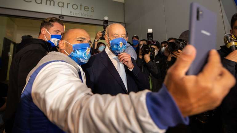 Pinto da Costa foi recebido entre aplausos e cânticos depois de se saber que foi reeleito presidente do FC Porto