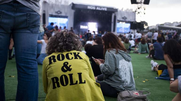 O NOS Alive adiou a edição de 2020 para o próximo ano, devido às medidas restritivas aos festivais impostas pelo Governo na sequência da pandemia do novo coronavírus