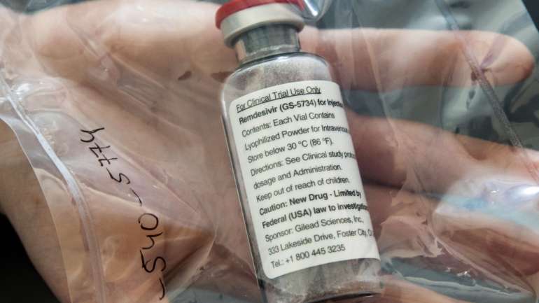 Nos Estados Unidos, a agência de medicamentos autorizou a 1 de maio a utilização em urgência do remdesivir nos hospitais, seguidos do Japão, enquanto a Europa encara uma decisão semelhante