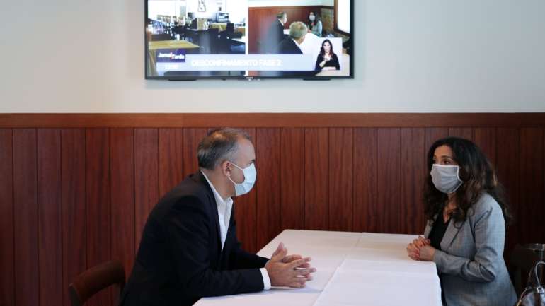 O presidente do Turismo do Porto e Norte de Portugal, Luís Pedro Martins, e a presidente da Câmara Municipal de Matosinhos, Luísa Salgueiro, preparam-se para almoçar no restaurante O Gaveto, assinalando a reabertura da restauração a 18 de maio