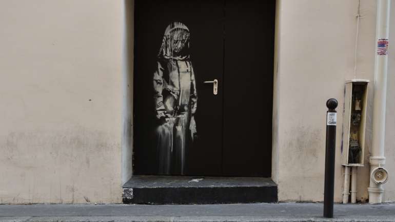 A pintura em causa foi realizada numa porta de saída de emergência da sala de espetáculos Le Bataclan
