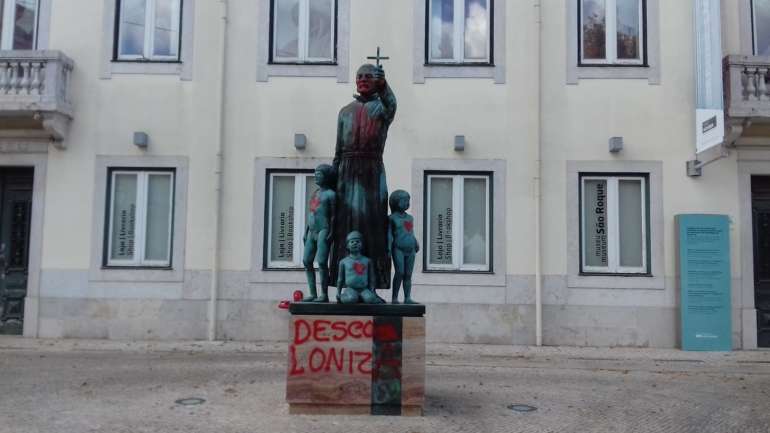 A estátua em questão resultou de um protocolo entre a Câmara Municipal de Lisboa (CML) e a Santa Casa da Misericórdia de Lisboa (SCML)