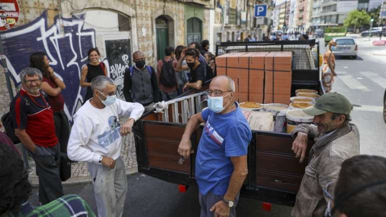 Cerca de uma dezena de seguranças privados entraram às 5h de segunda-feira num centro de apoio para carenciados no Largo de Santa Bárbara, em Arroios