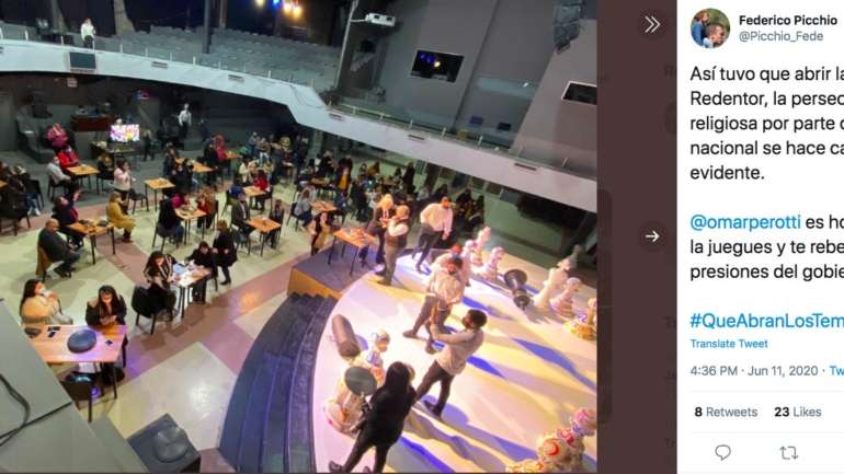 Mesas de bar foram levadas para o interior da igreja, em protesto. "Abram os templos", pedem os fiéis que querem o regresso dos serviços religiosos com menos restrições