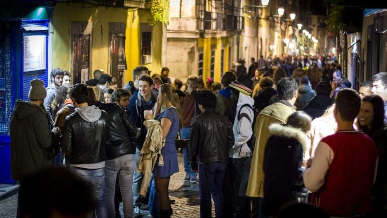 A paisagem habitual de uma noite no Bairro Alto, em Lisboa, antes da pandemia de Covid-19