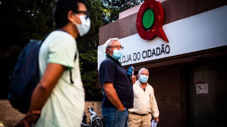 Na Loja do Cidadão das Laranjeiras, em Lisboa, muitos foram os que se concentraram ainda antes da abertura de portas sem terem agendamento prévio