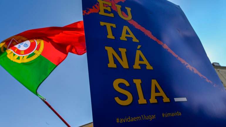 Manifestantes contra a eutanásia juntaram-se em frente à Assembleia da República a 20 de fevereiro de 2020 quando cinco projetos de lei sobre o assunto foram votados