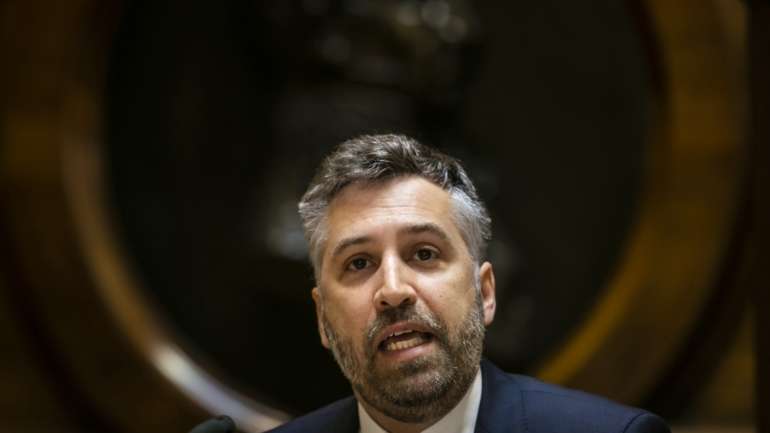 "Tenho estado em contacto, praticamente, com todos os sindicatos da TAP e continuarei", garantiu o ministro