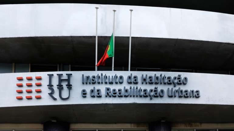 Regime criado aplica-se às rendas que vençam até 1 de setembro deste ano, no caso de arrendatários que, cumulativamente, comprovem uma quebra superior a 20% dos rendimentos do agregado após 1 de março e uma taxa de esforço para pagamento da renda superior a 35%.