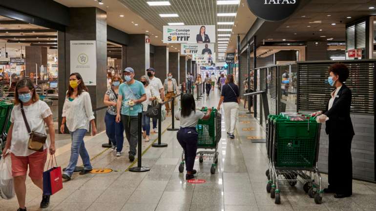 A Reuters pediu a cinco epidemiologistas e especialistas em saúde pública para classificarem 11 atividades do dia-a-dia numa escala de 1 a 5, sendo o número 1 equivalente a pouco risco e o 5 a um risco elevado