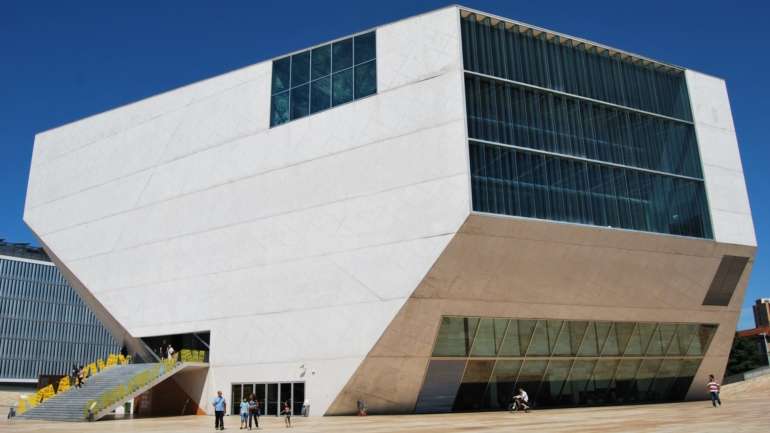 A polémica começou a 18 de abril, quando foi entregue à direção geral da Casa da Música um abaixo assinado com 92 trabalhadores