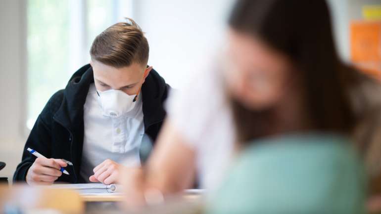 A maioria dos alunos (91%) participa exclusivamente com o objetivo de concorrer ao ensino superior, em contraste com os dados referentes ao ano passado, em que a maioria tinha em vista a aprovação final do secundário