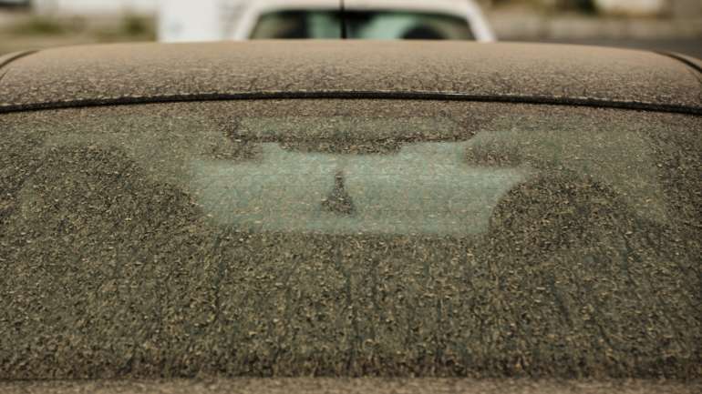 Um carro sujo com poeiras provenientes do norte de África, em Olhão, Faro, 23 de fevereiro de 2017.