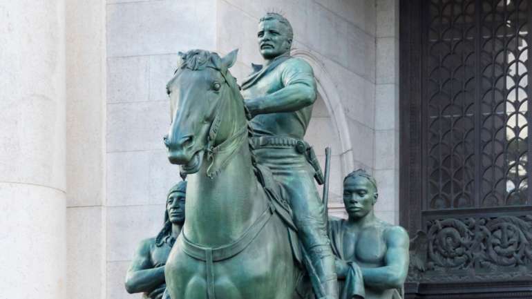 A estátua de bronze, que se encontra numa das entradas daquele museu desde 1940, representa Roosevelt a cavalo, com um índio e um africano do seu lado