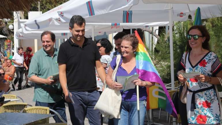 André Silva (2E) e João Freitas (E), cabeça de lista pelo PAN na Madeira durante uma ação de campanha para as eleições regionais na região autónoma