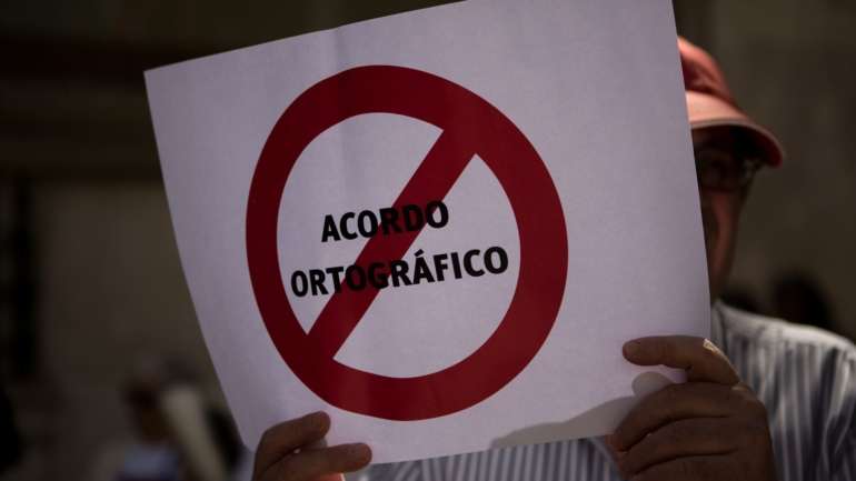 O artigo 197.º, sobre a competência política, determina que cabe ao Governo "negociar e ajustar convenções internacionais"