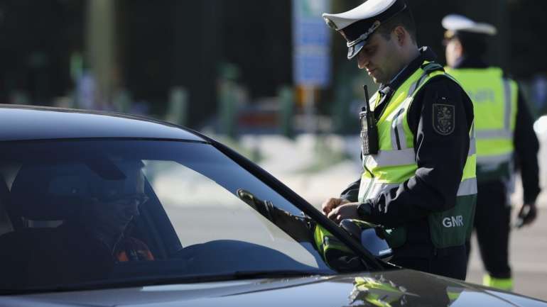 Os dados indicam que os crimes de condução sem habilitação legal ocorreram sobretudo em arruamentos e estradas nacionais