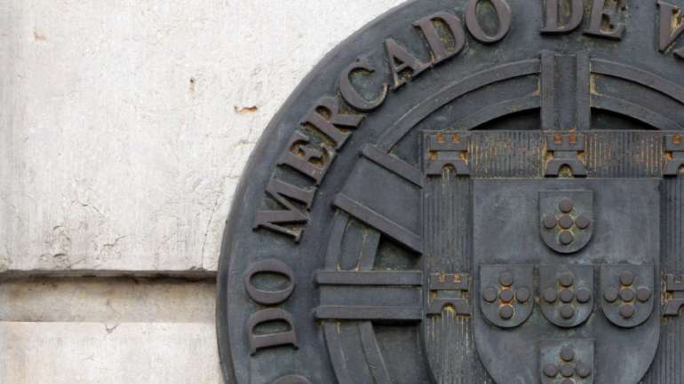 Em janeiro deste ano, a presidente da CMVM tinha dito a jornalistas que o regulador dos mercados financeiros tinha iniciado "ações de supervisão concretas" no âmbito do dossiê denominado "Luanda Leaks"